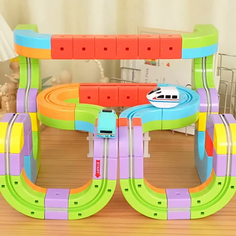 Vía de cubos de colores con dos trenes pequeños circulando