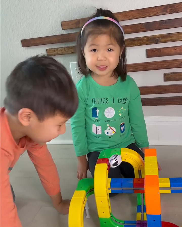 Zwei Kinder bauen zusammen